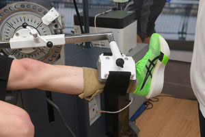 Ισοκινητική αξιολόγηση κάτω άκρου σε ειδικό δυναμόμετρο. Η μηχανή μετρά τη δύναμη, την κινητικότητα και τη σταθερότητα του ποδιού.