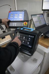 Επαγγελματίας ρυθμίζει προηγμένο εξοπλισμό μεταβολικής και καρδιοαναπνευστικής αξιολόγησης με φορητή συσκευή Cosmed.